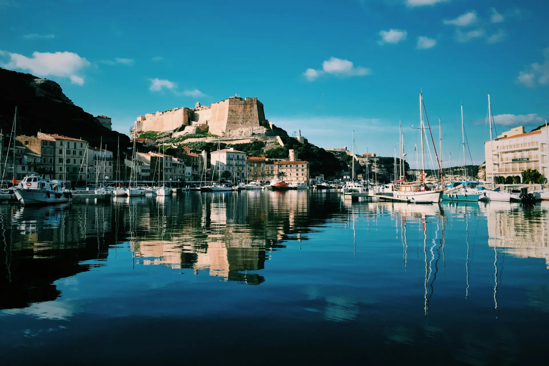 Vue sur la citadelle de Bonifacio et ses falaises calcaires