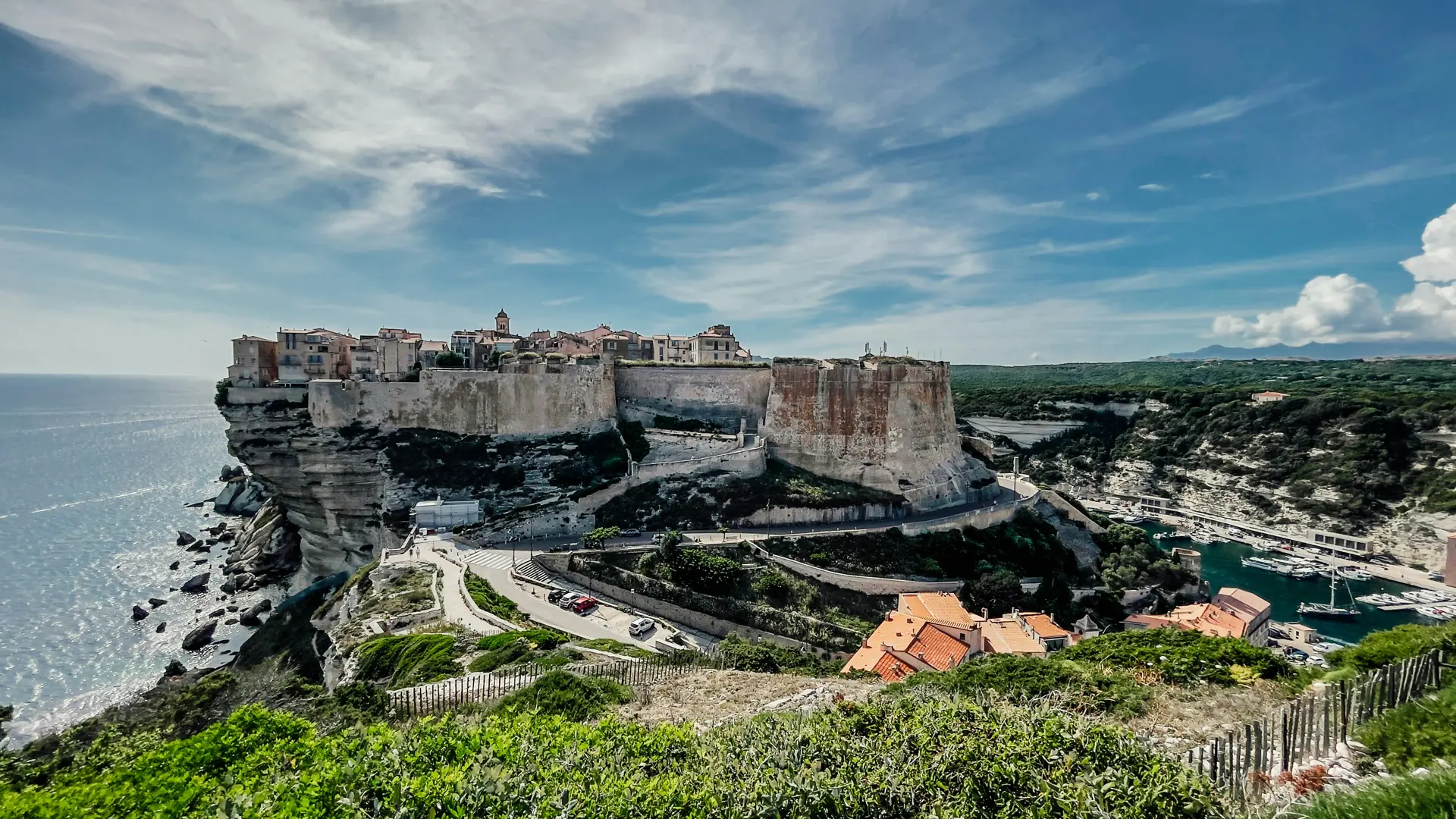 Citadelle et falaises surplombant la mer en Corse du Sud