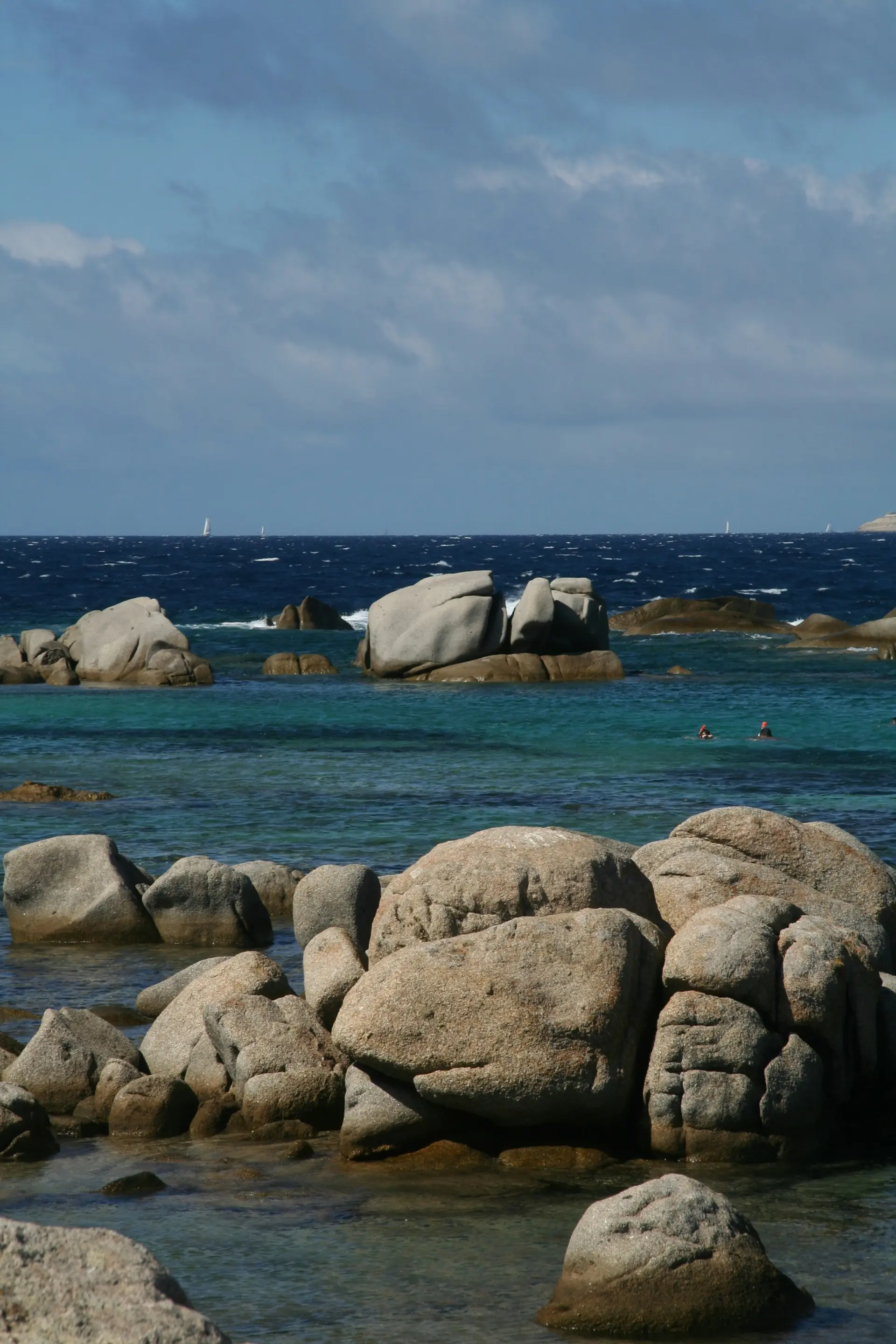 Rochers de granit et eaux cristallines, archipel des Lavezzi