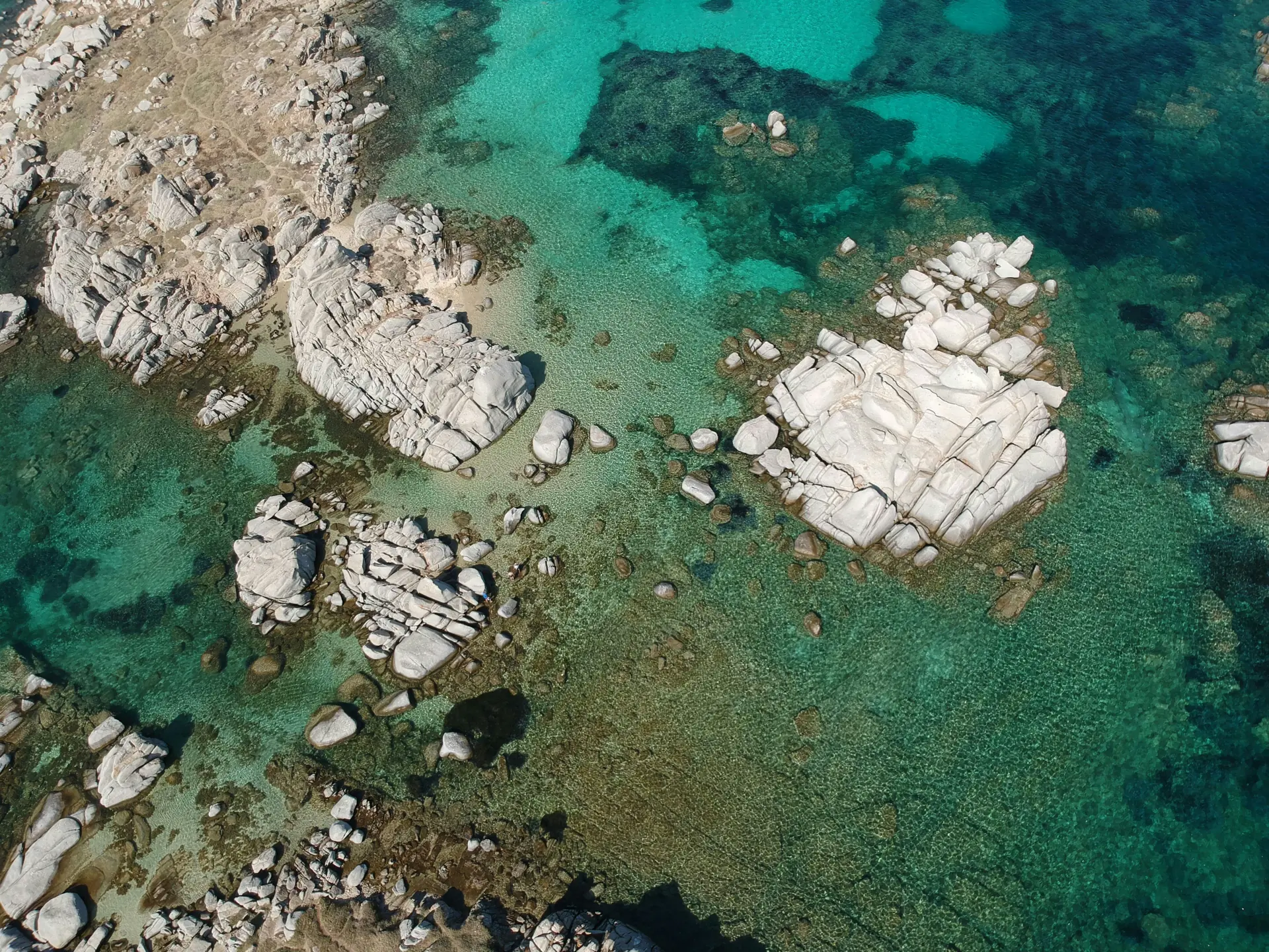 Eaux cristallines et rochers de granit sur la c&ocirc;te sud de la Corse