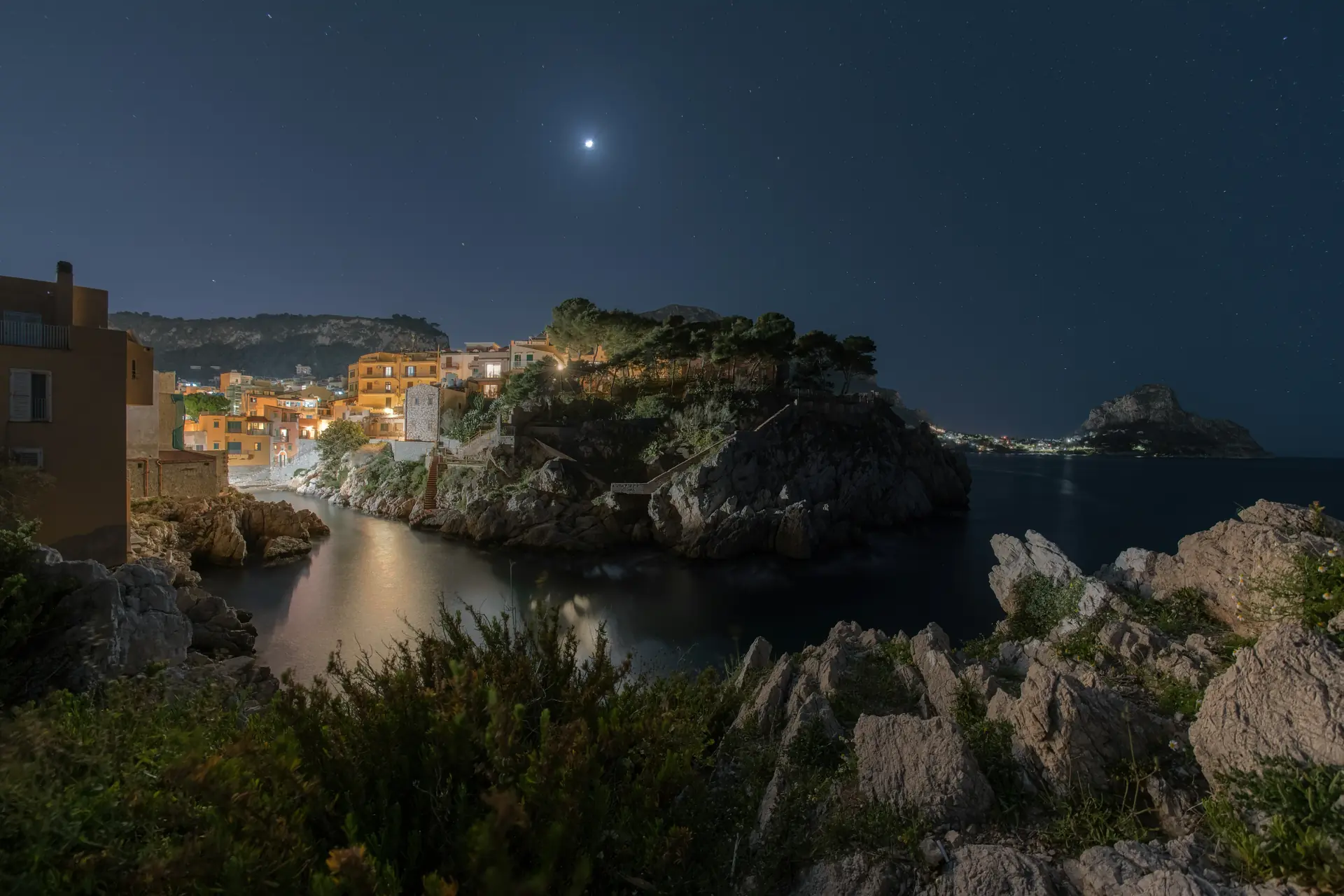 Terrasse de restaurant dans la citadelle de Porto-Vecchio la nuit