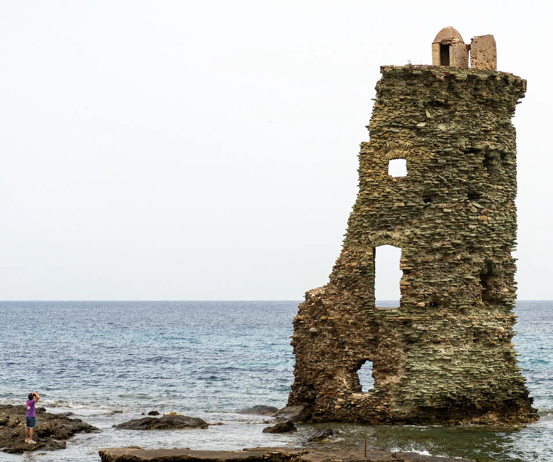 Tour g&eacute;noise au coucher du soleil, littoral corse