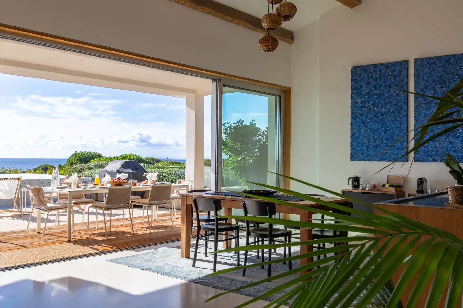 Cuisine et salle à manger ouvertes sur la terrasse avec vue mer - Villa Azaitu