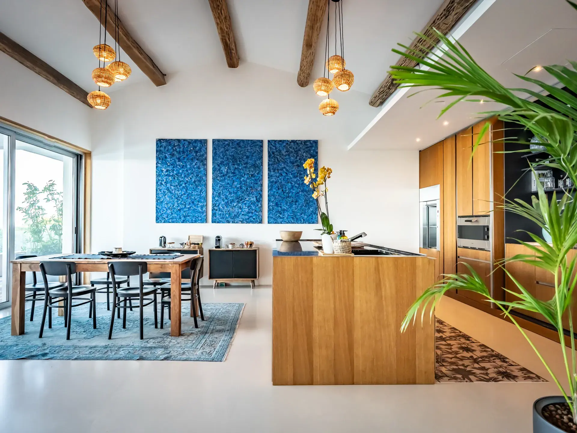 Cuisine équipée haut de gamme avec îlot central - Villa Azaitu
