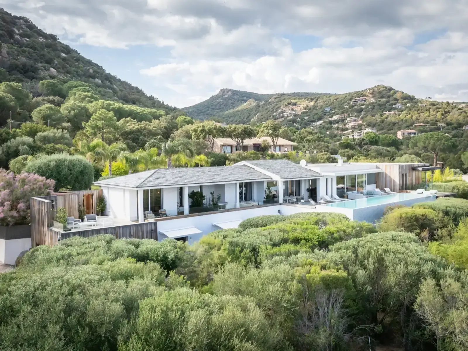 Vue aérienne de Villa Azaitu et sa piscine à débordement