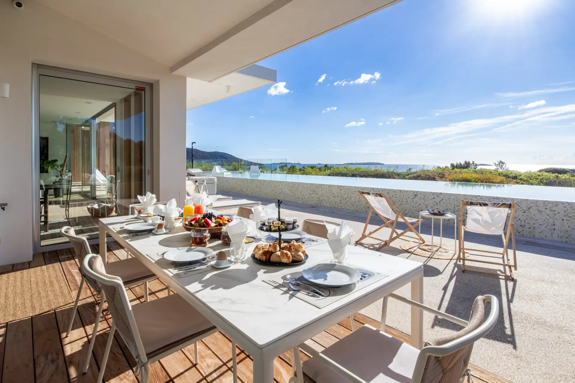 Petit-déjeuner face à la mer sur la terrasse ensoleillée de Villa Azaitu