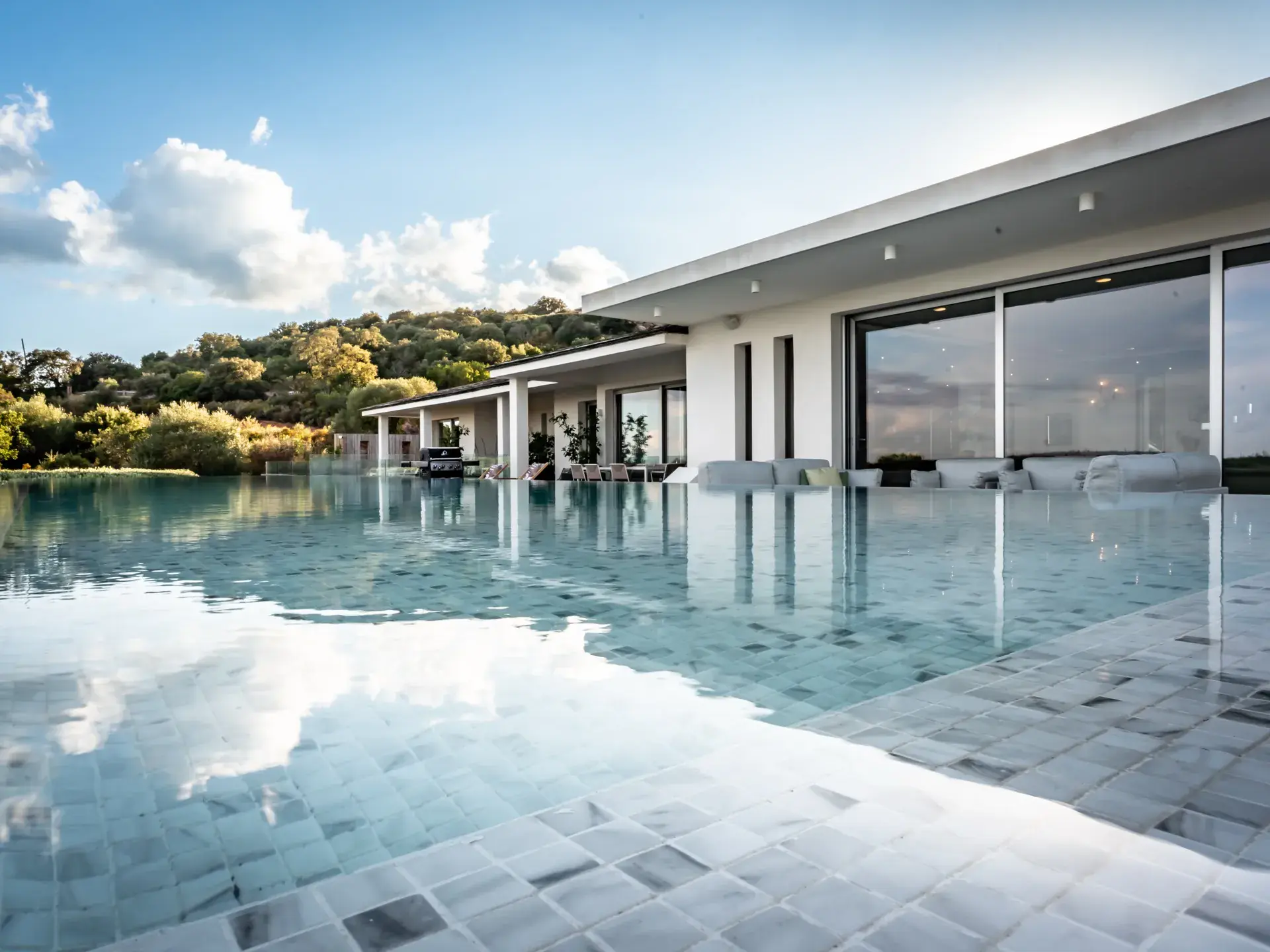 Piscine à débordement de Villa Azaitu en plein jour