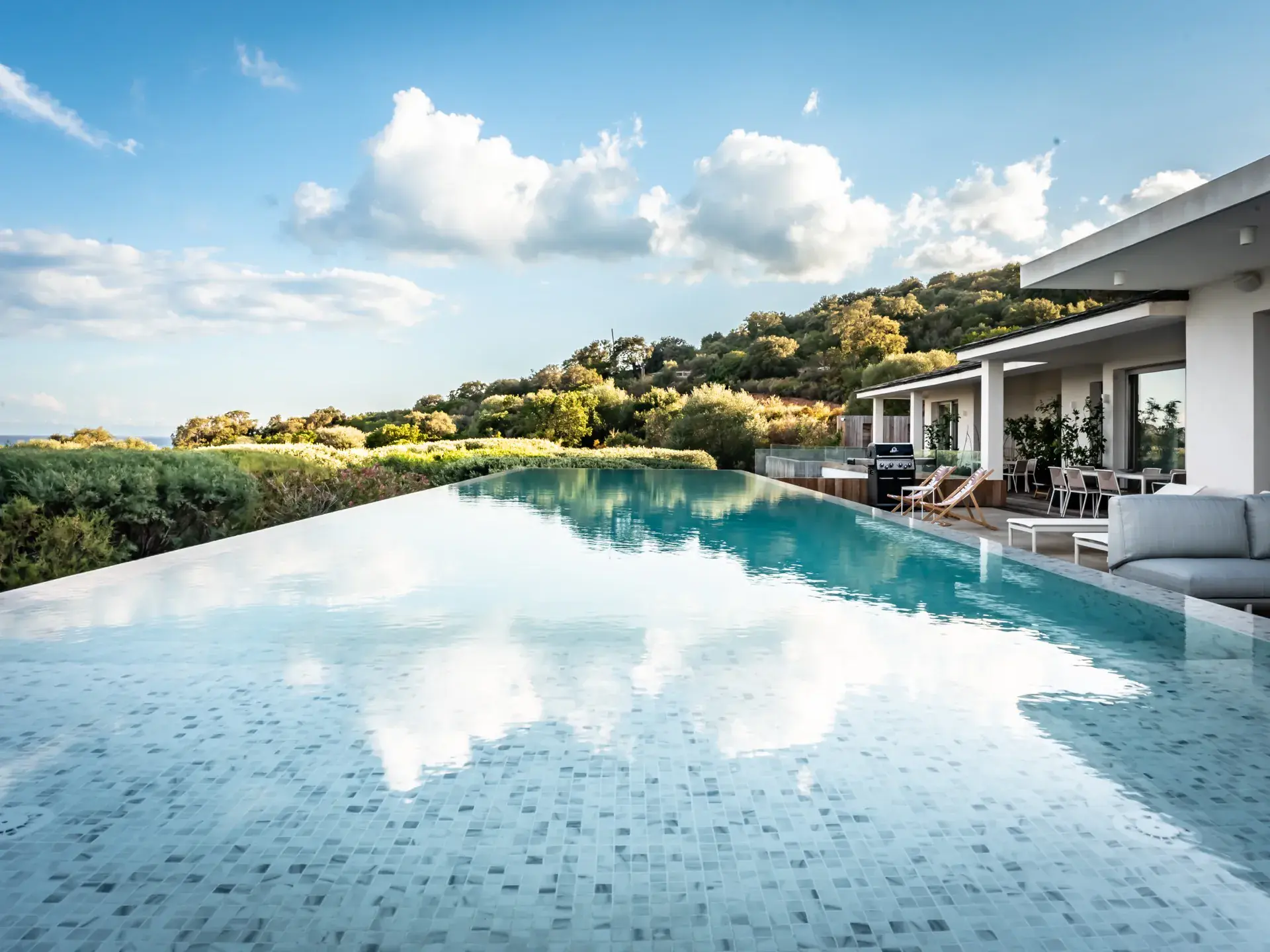 Piscine à débordement vue de la terrasse