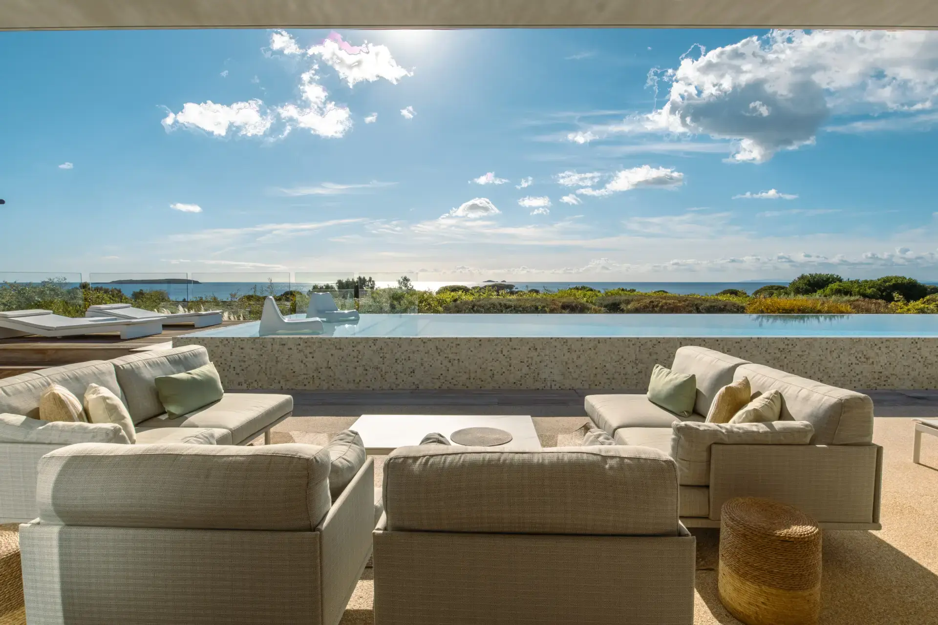 Salon extérieur de Villa Azaitu avec vue panoramique sur la piscine à débordement et la mer Méditerranée